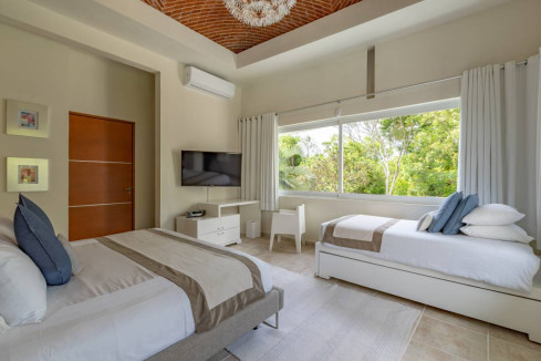 Villa Aqua Master Bedroom